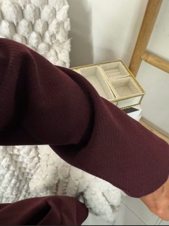 Elegancki płaszcz damski w kolorze bordowym w jodełkę